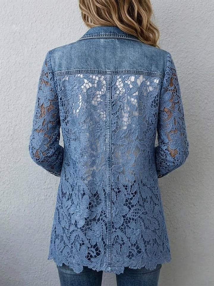 Hanneke™ | Denimblauwe blazer met opengewerkte bloemen