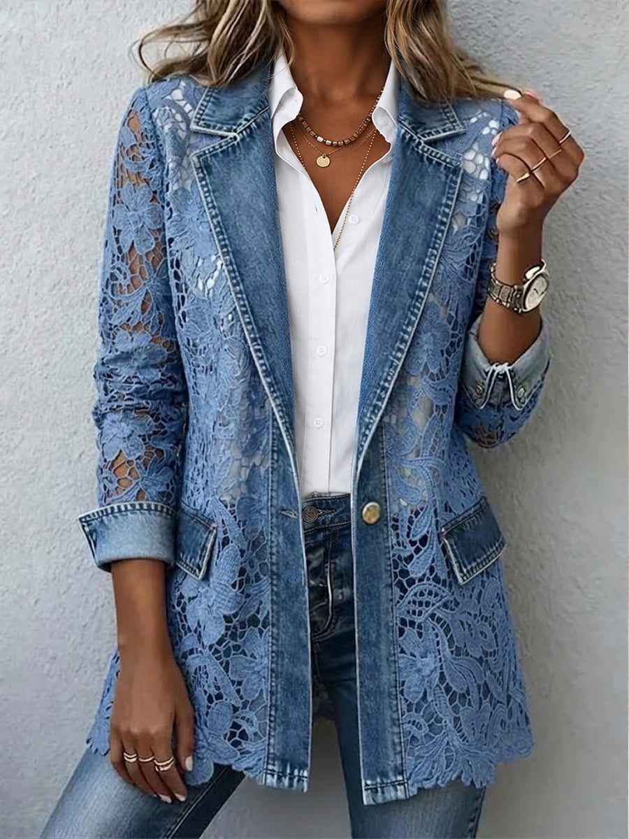 Hanneke™ | Denimblauwe blazer met opengewerkte bloemen